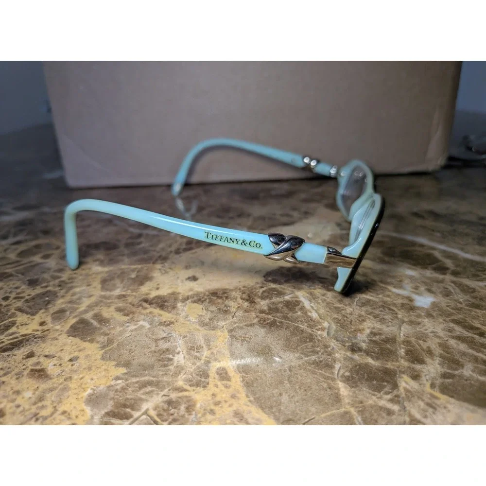 Tiffany & Co. arms wiggle